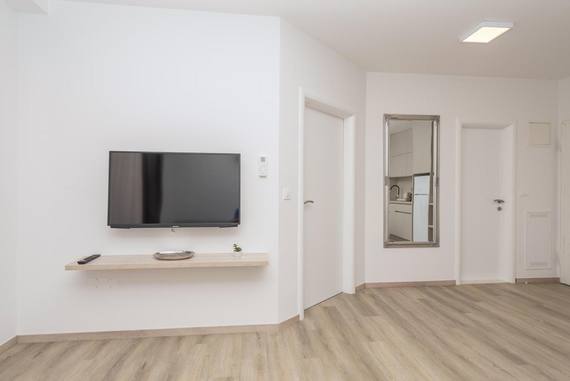 Apartments By The Sea Makarska - 19134 Rom bilde