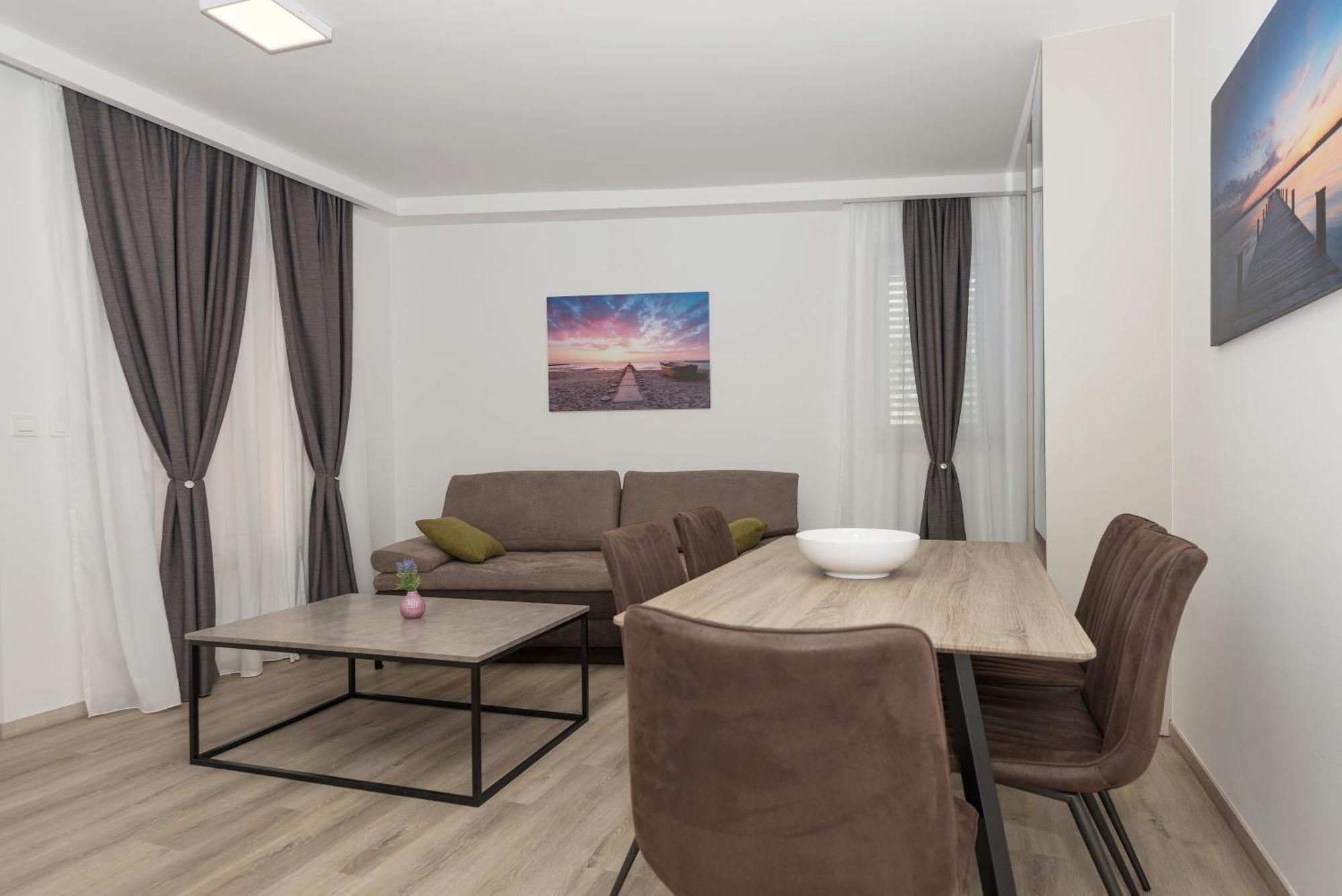 Apartments By The Sea Makarska - 19134 Rom bilde