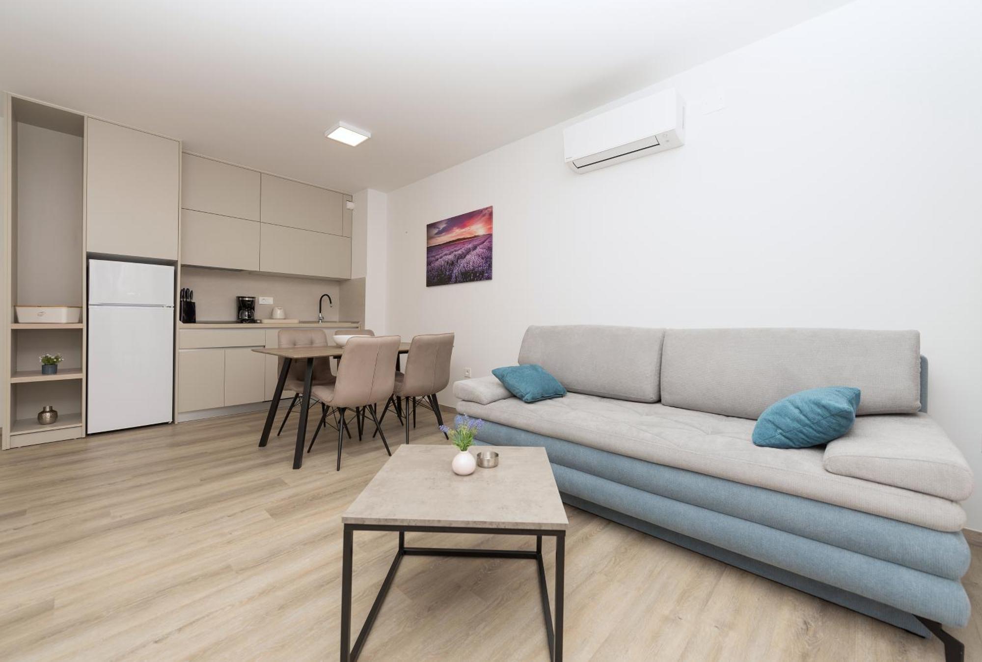 Apartments By The Sea Makarska - 19134 Rom bilde